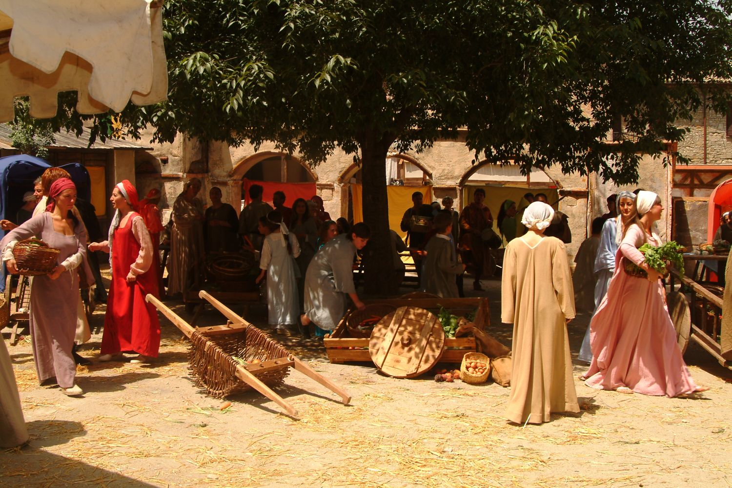 scena di mercato medievale a Bevagna