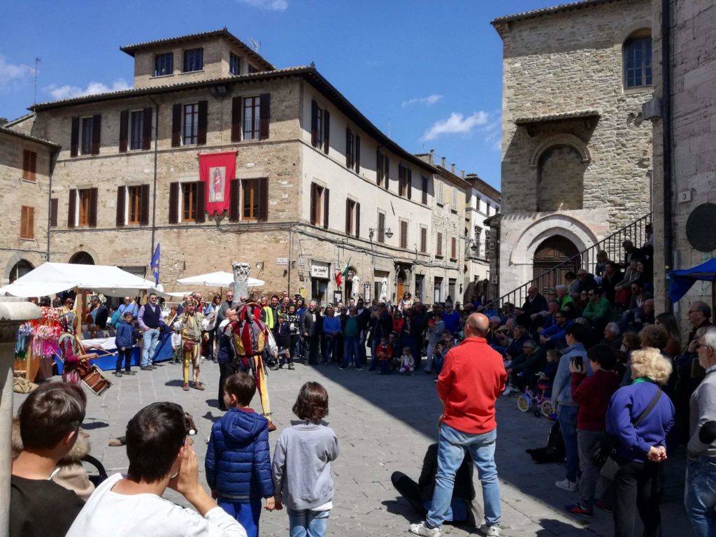 Gente in piazza per la Primavera Medievale a Bevagna