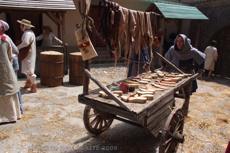 un mercante medievale con carretto