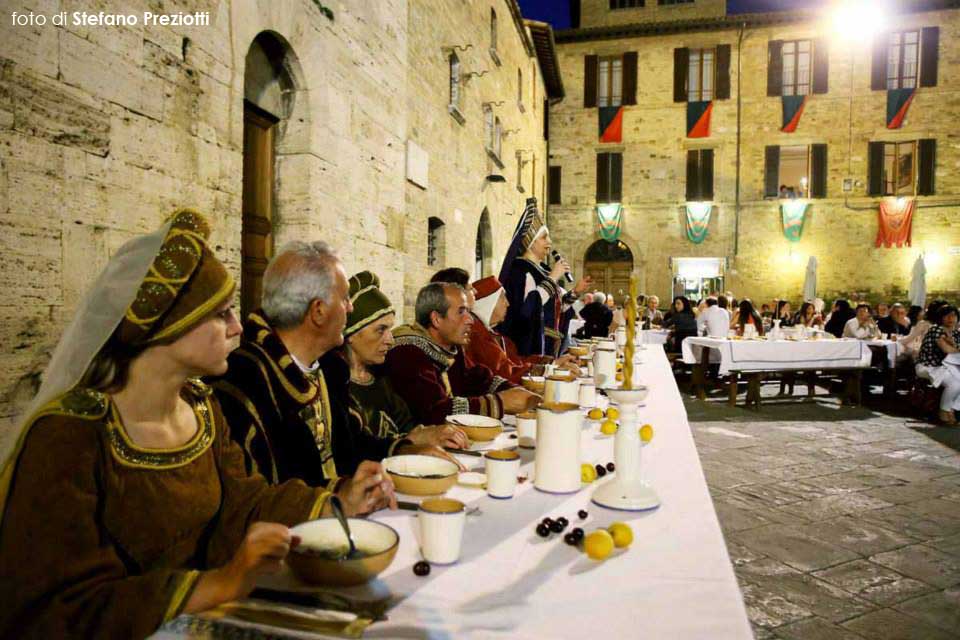 Tavola alta del banchetto medievale