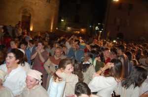 il popolo della gaita san giovanni festeggia la vittoria in piazza