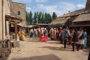 scena di una piazzetta con mercato medievale